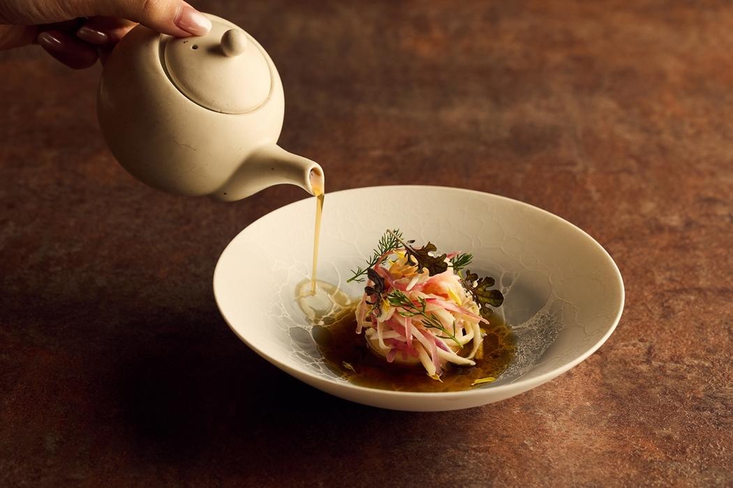 「澄影」為蝦蟹澄清湯，色澤清澈透亮、充滿飽滿鮮味。平日午間6道式秋季套餐2,680元、晚間及假日午間9道式秋季套餐3,880元。