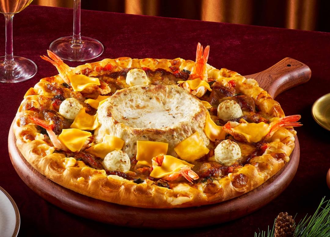 必勝客「嫩牛大蝦起司比薩」搭配「黑鑽松露火山熔岩餅皮」，在家也能享受海陸＋松露的奢華組合。（圖／品牌提供）