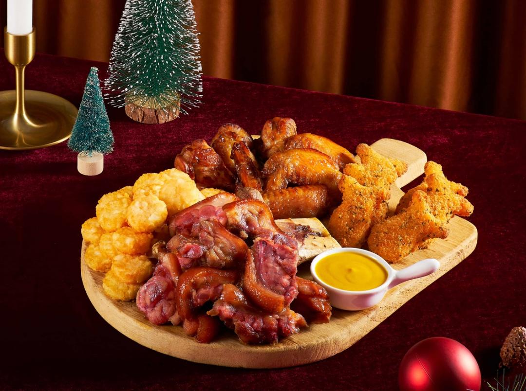 必勝客「德國豬腳海陸盛宴拼盤」，豬腳外酥內嫩，搭配黃芥末醬、黃金和風鱈魚塊、薯金幣與 BBQ烤雞，輕鬆享受澎湃海陸大餐。（圖／品牌提供）