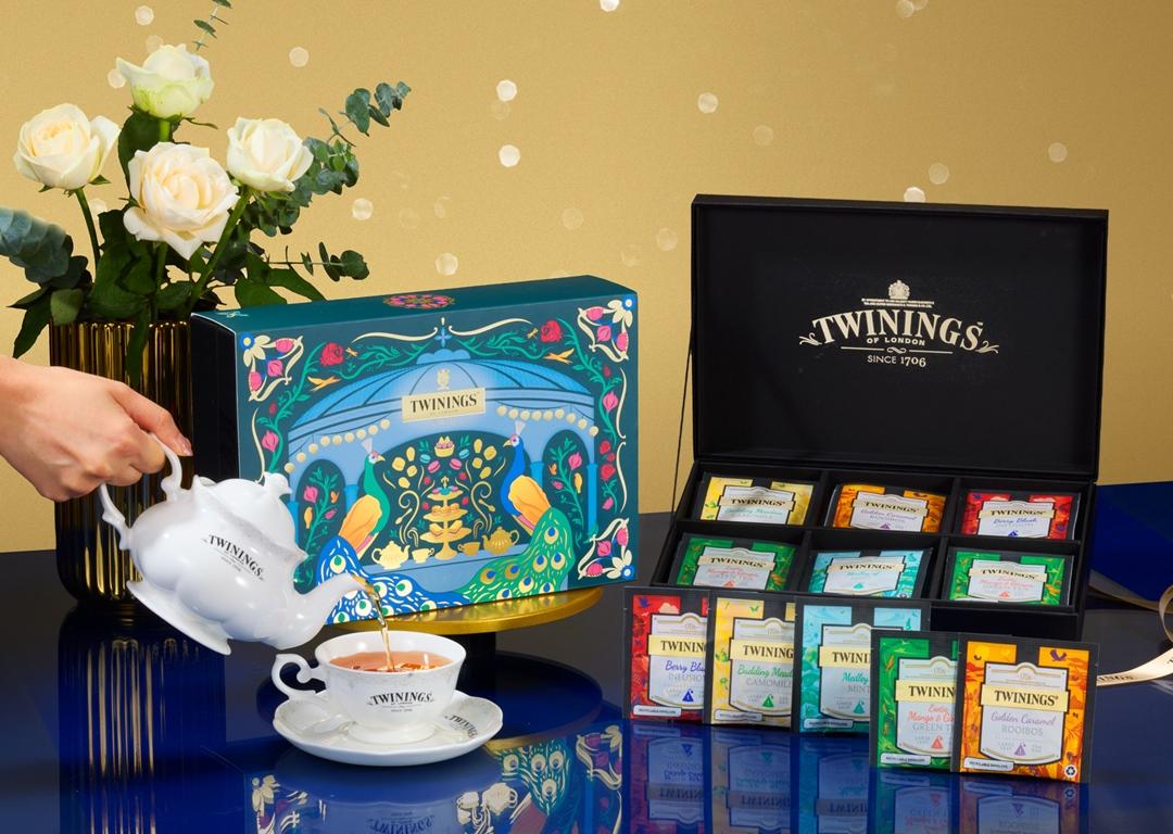 英國皇室御用唐寧茶TWININGS攜手台灣花磚博物館推出全新禮盒，圖為「唐寧風格盛宴禮盒」1,980元。（圖／品牌提供）