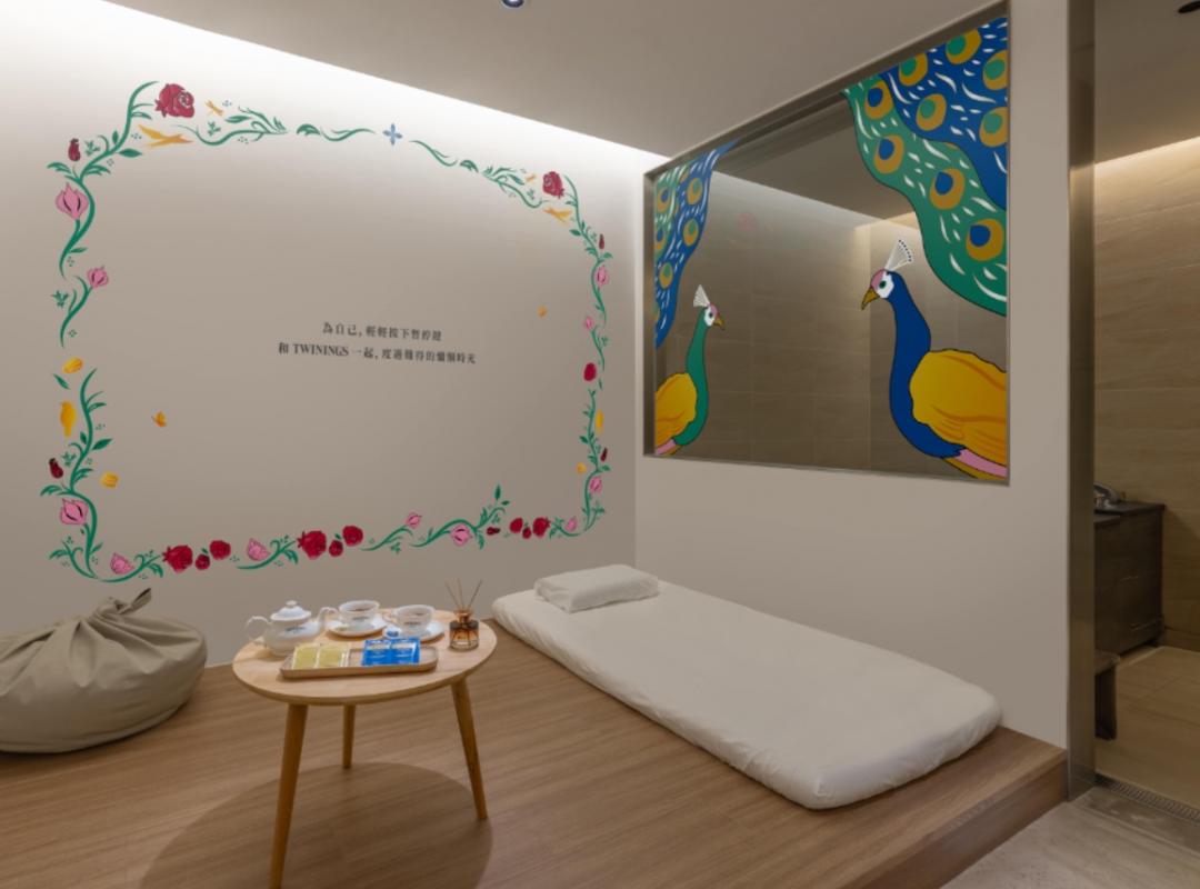 唐寧茶與北投老爺酒店打造「唐寧茶聯名主題湯屋」，以花磚意象與茶香營造冬季專屬的五感療癒時光。（圖／品牌提供）