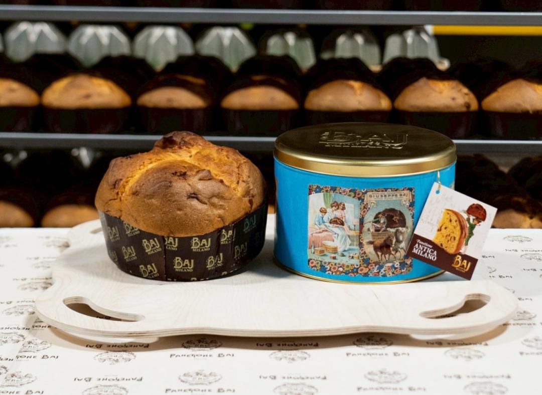 擁有257年歷史的義大利Panettone潘妮朵尼耶誕糕BAJ 1768 MILANO今年首度以「現貨」形式引進，圖為甜點收藏者最期待的1kg經典鐵盒款。（圖／業者提供）