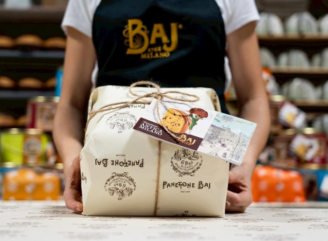 BAJ潘妮朵尼耶誕糕三款義大利原廠包裝宛如甜點藝術品，帶來濃厚節慶儀式感。圖為750g麻繩包裝款。（圖／業者提供）