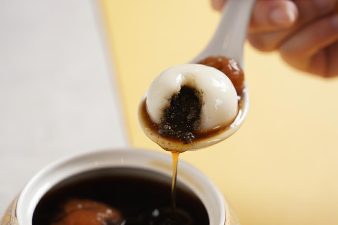 薑汁藕粉圓子湯以老薑熬煮黑糖桂圓湯底。（台南遠東香格里拉提供）