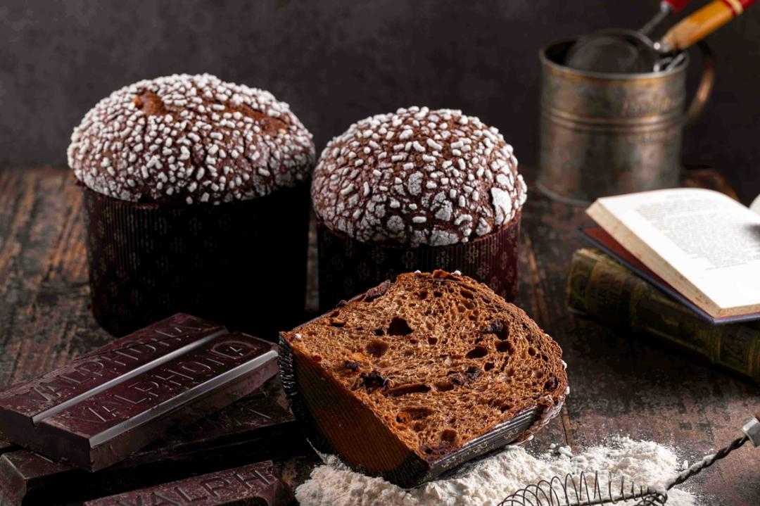 後媽家Home Mom Bakery巧克力櫻桃聖誕麵包Panettone特價2280元（原價2580元）750克。（圖／品牌提供）