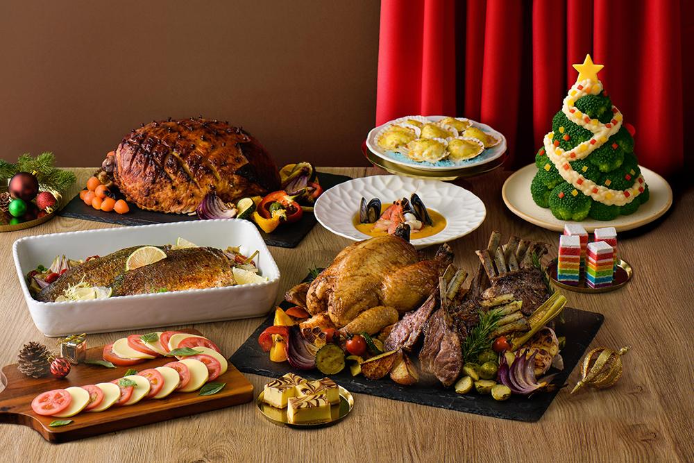 童話耶誕晚宴用童話故事改編耶誕大餐，擺滿烤火雞、爐烤牛肉與多款配菜甜點。（和逸飯店台南西門館提供）