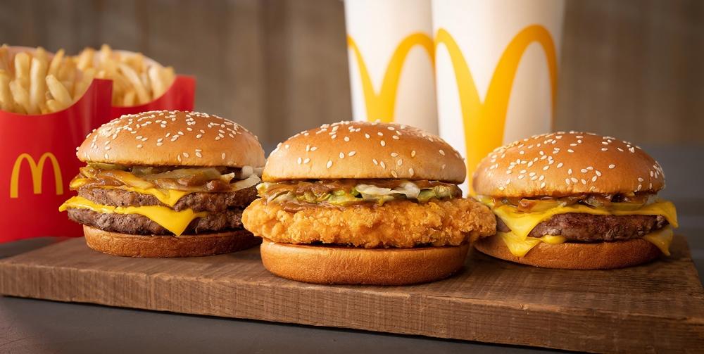 麥當勞12月10日起推出多款鹹甜新品！包括全新「咖哩辣鷄腿堡」、「咖哩雙層四盎司牛肉堡」與「咖哩四盎司牛肉堡」提供冬季限定新選擇。（圖／業者提供）