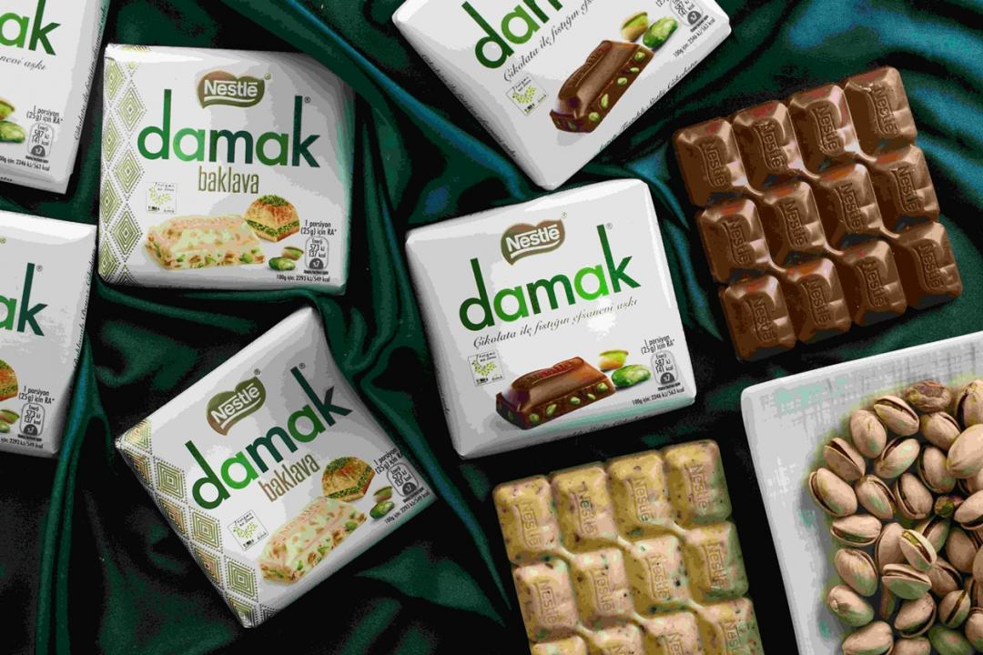 「雀巢DAMAK開心果牛奶巧克力」、「雀巢DAMAK開心果千層酥白巧克力」即日起於7-ELEVEN獨家限量販售，12/23前優惠嚐鮮價99元。（圖／品牌提供）