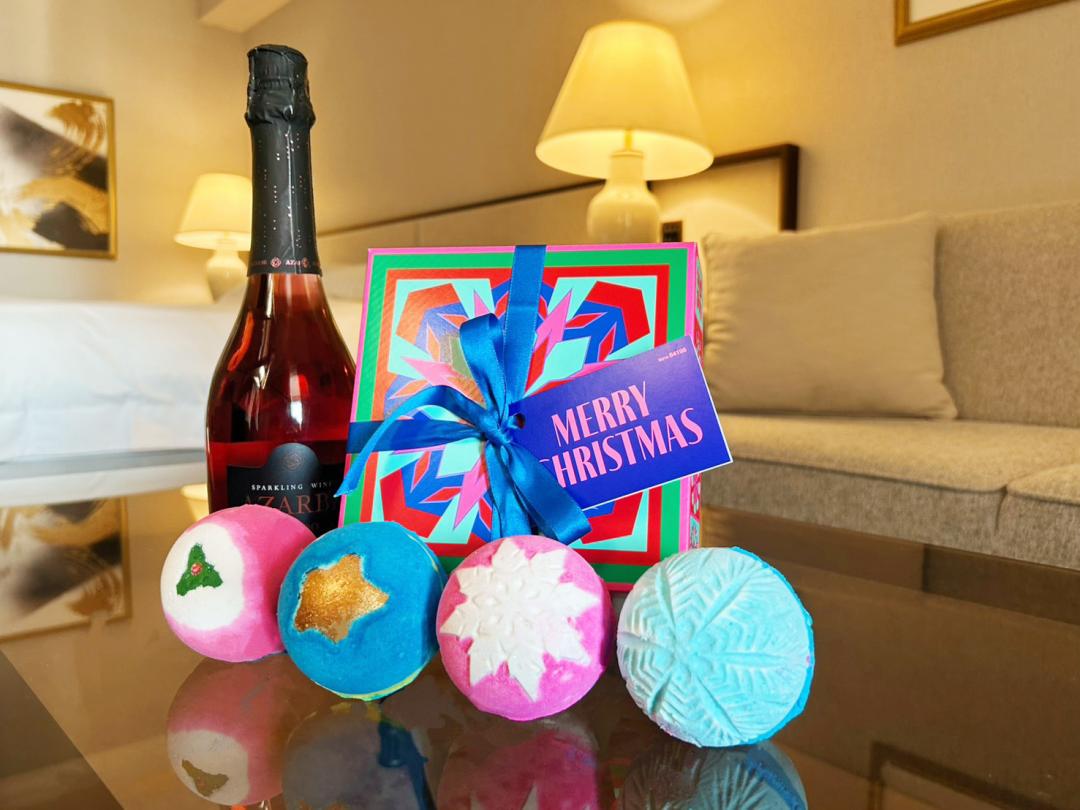 入住高雄漢來「聖誕住房專案」，贈泡澡球與氣泡酒。（高雄漢來提供）