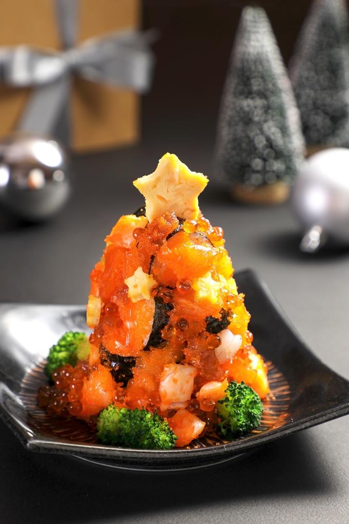 四人同行用餐滿額送價值388元的耶誕樹壽司。（圖／業者提供）
