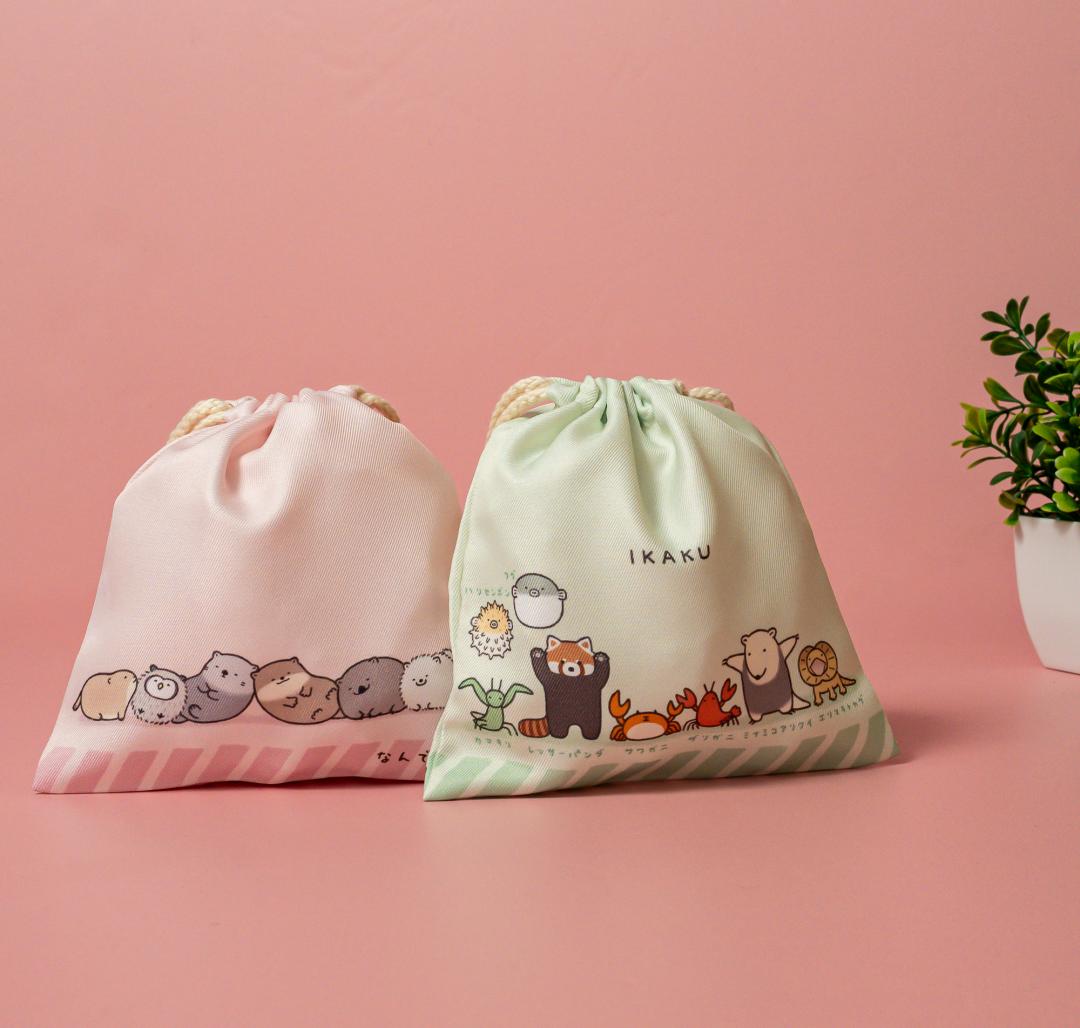 束口袋300元／款。