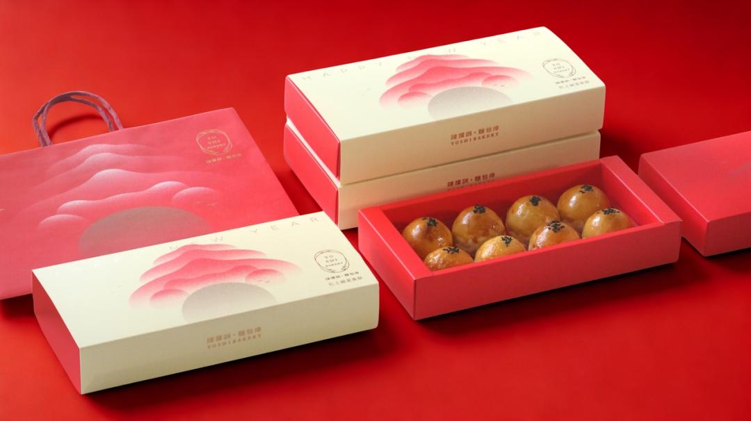 「陳耀訓・麵包埠」紅土蛋黃酥禮盒春節限定版邀來台灣三金設計師方序中打造全新包裝。（圖／品牌提供）