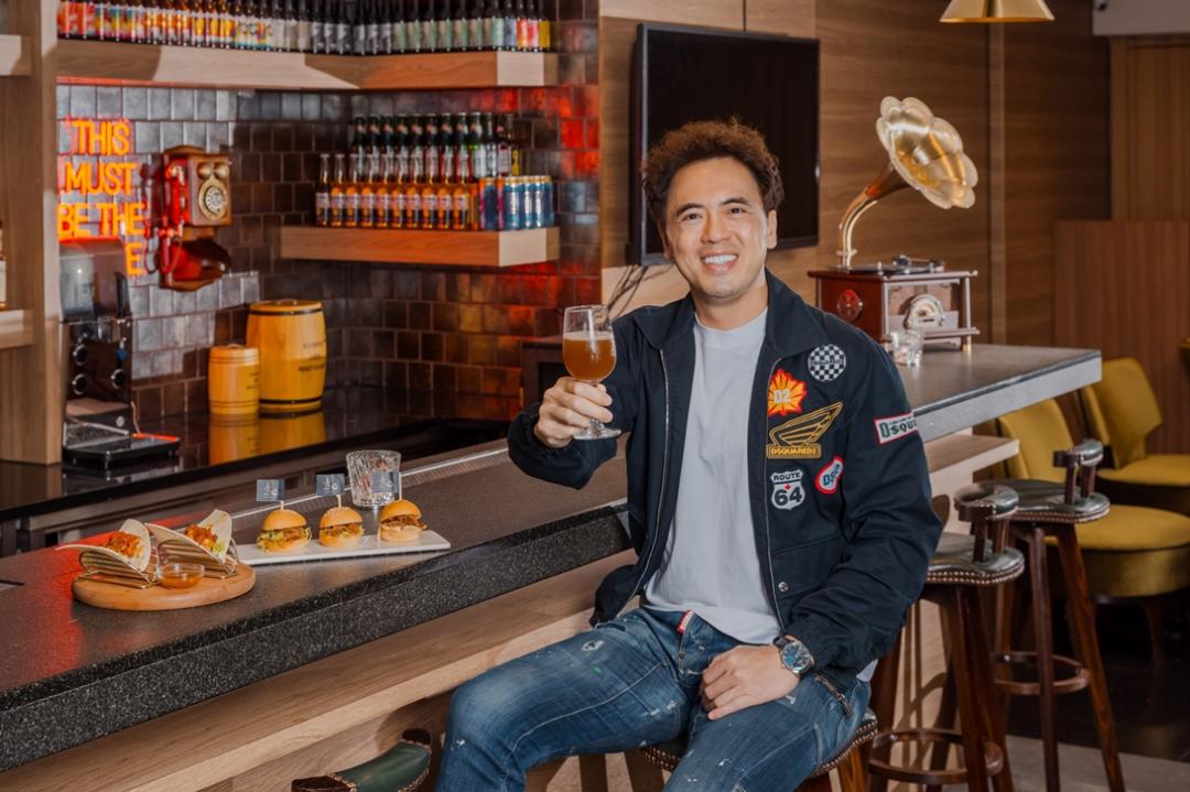 青焰「台中逢甲豐邑門市」推出多達16款精釀啤酒與豐富酒藏提供選購。（圖／業者提供）