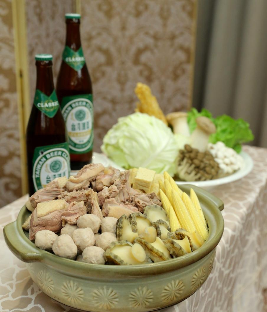 長園極品啤酒鴨鍋選紅面番鴨，老薑中藥與台灣啤酒燉煮，加入九孔鮑與鴨肉丸，鎖定冬季暖身鍋物。（台糖長榮酒店提供）