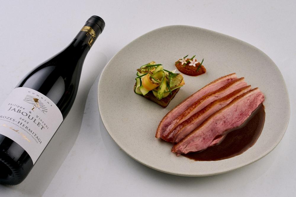 台南晶英即日起於無隅餐廳推出法式經典全鴨料理「盧昂血鴨」，特色是用壓榨鴨骨製作的醬汁，並會在桌邊服務現場調製。（台南晶英酒店提供）