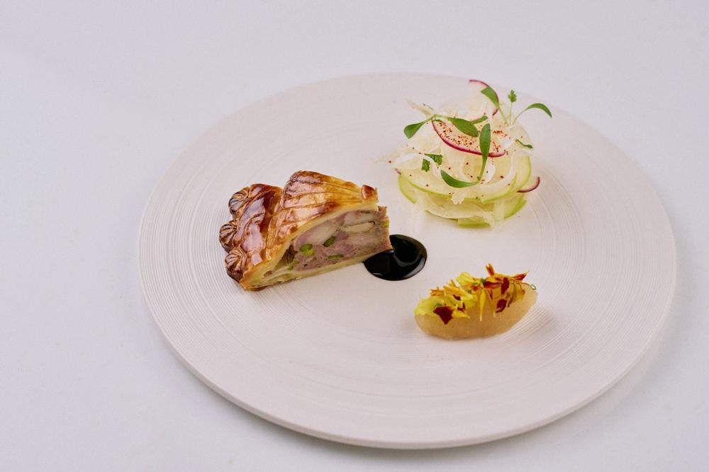 配菜法式肉派，是用酥皮包裹鴨胸慕斯、豬絞肉。（台南晶英酒店提供）