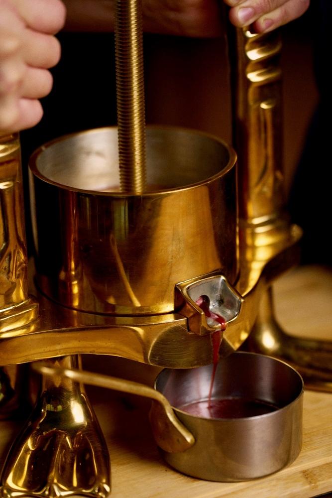 晶英酒店在今年中就想好菜單，半年前就在等法國訂製榨鴨器具。（台南晶英酒店提供）