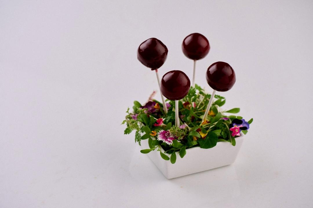 前菜鴨肝棒棒糖。（台南晶英酒店提供）