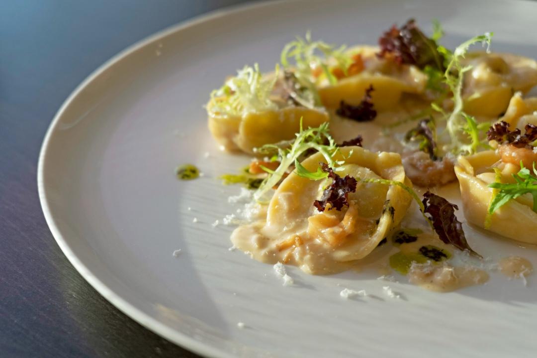 台南安平雅樂軒酒店以義式海味餐桌營造節慶氛圍，其中萬豪國際集團的「萬味奇遇」選中的手工製作蔥香火燒蝦起司餃，提前預訂後在餐廳也吃到。（記者王捷攝）