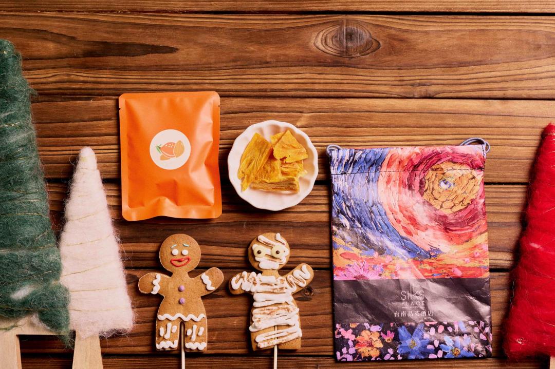 台南晶英酒店結合玉井的天主教德蘭啟智中心，義賣薑餅人禮袋。（記者王捷攝）