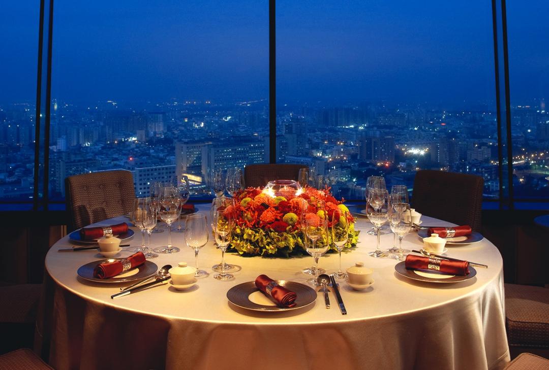 台南香格里拉推出江浙菜的雙人套餐，搭配醉月樓美景，只有24、25日限定。（記者王捷攝）