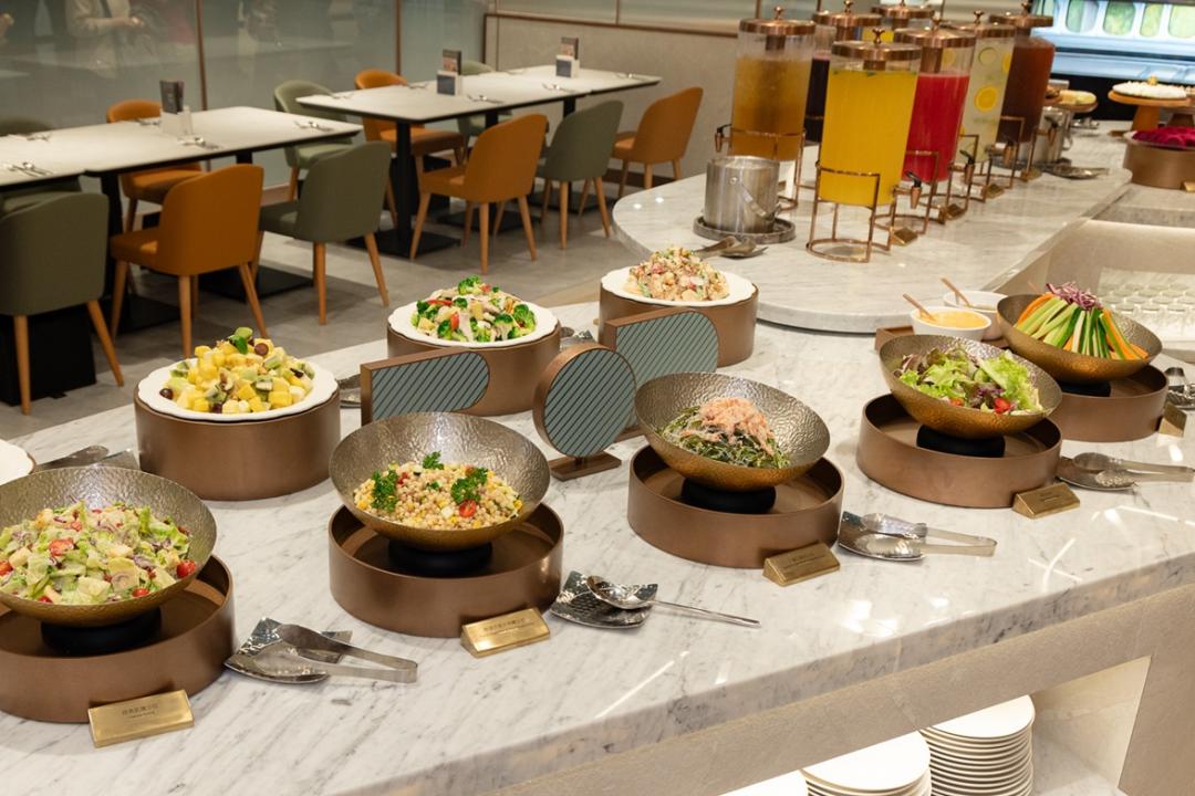 朵頤牛排百匯餐台從主廚沙拉、開胃前菜、人氣熱配菜、極選Pizza，到風味主食如義大利麵、燉飯、湯品及甜點皆有。（品牌提供）