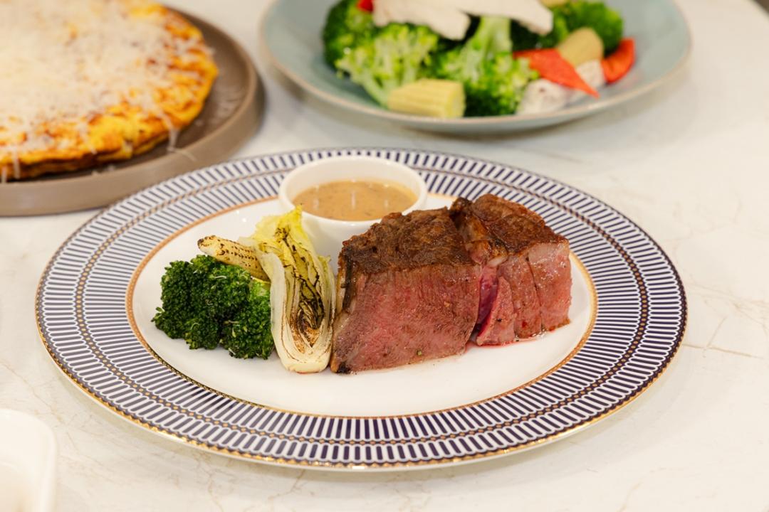 歡慶雙北開幕全新升級，主廚在肉品食材上嚴選Prime等級美國牛排，牛排口感更加軟嫩，風味更加飽滿多汁。（品牌提供）