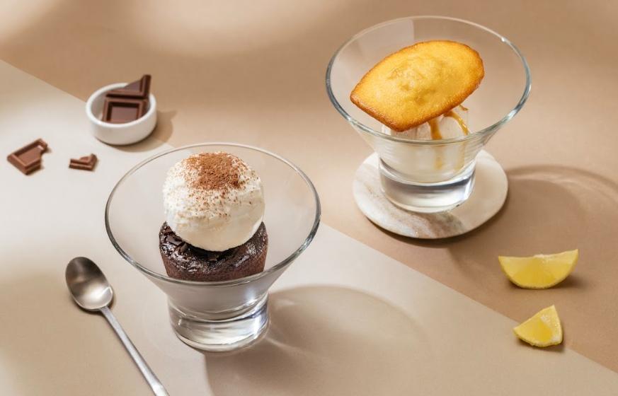 星巴克冰淇淋新品「經典奶油、檸檬與可可瑪德蓮佐冰淇淋」以及「法式岩漿巧克力蛋糕佐冰淇淋」。（品牌提供）