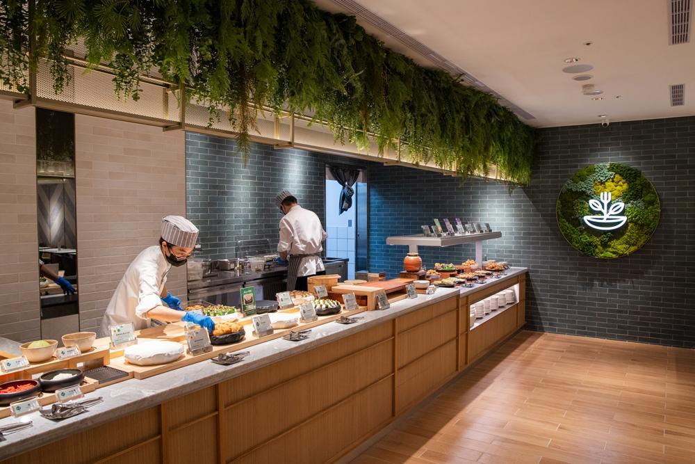 饗賓集團旗下蔬食Buffet「果然匯」進駐台北車站前新光三越13樓。（品牌提供）