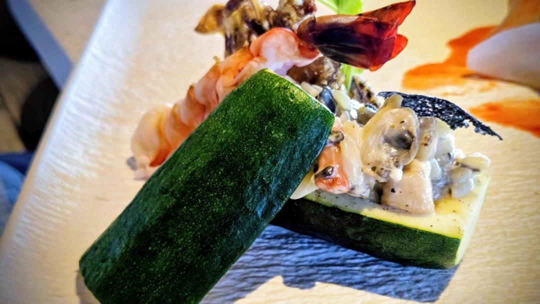 曾經是台南知名小吃的「棺材板」改用櫛瓜做為載體。（記者王捷攝）