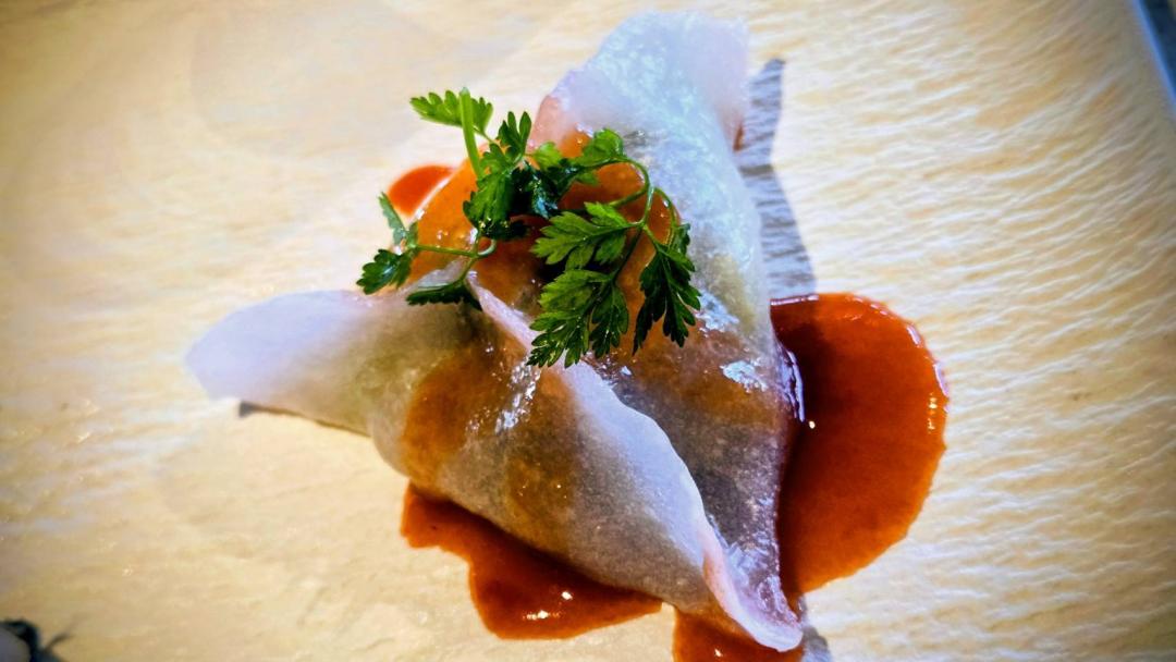 以蚵仔煎做成的水晶餃，包含煎蛋、小白菜與蚵。（記者王捷攝）