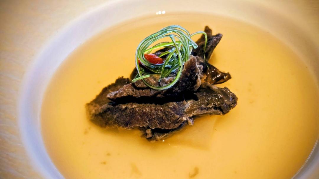 套餐中的湯，牛肉湯是不可或缺的元素。（記者王捷攝）