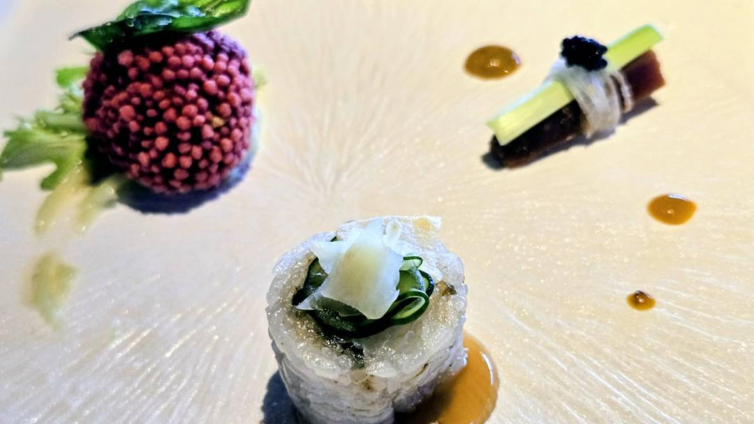 前菜是蝦捲、大腸包小腸與烏魚子。（記者王捷攝）