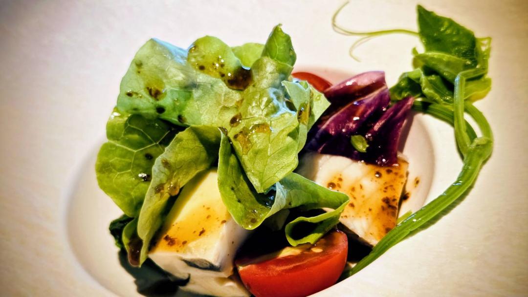 香腸熟肉為概念的沙拉，包含三色蛋與冷龍鬚菜。（記者王捷攝）