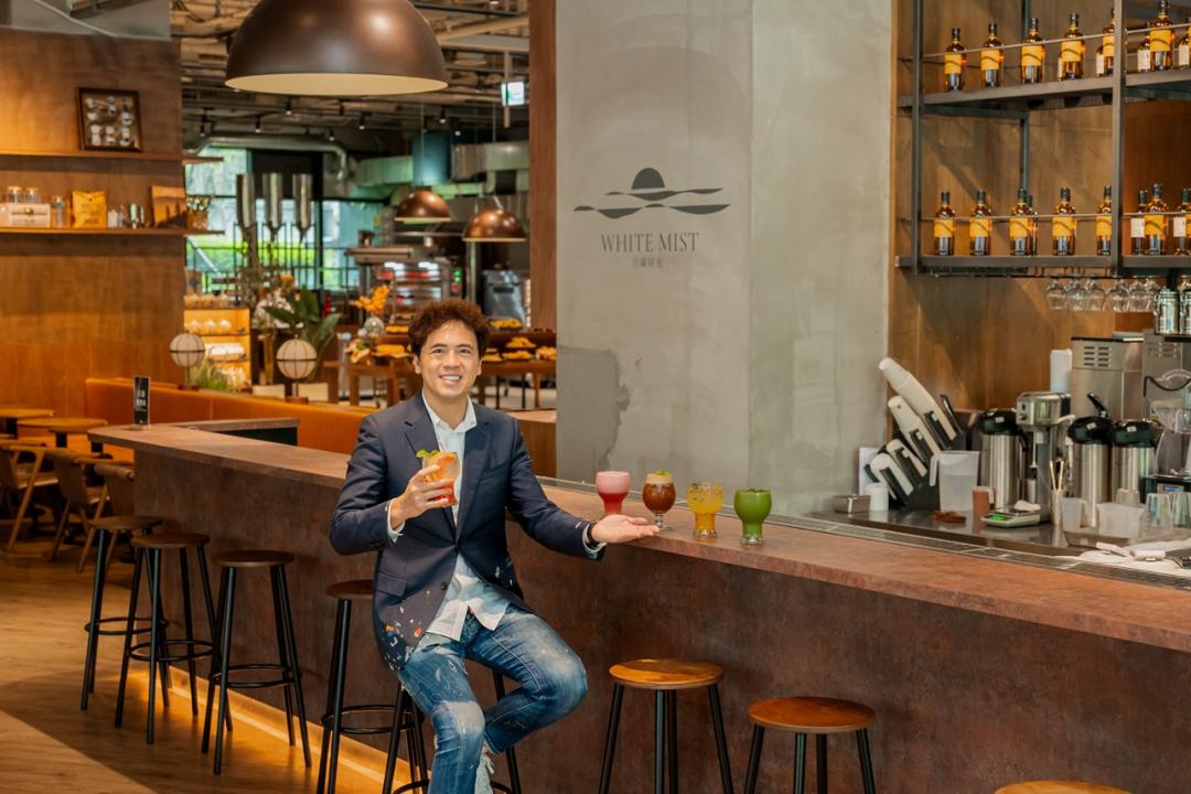 「白霧時光」現場備有手沖咖啡、創意料理，職人展演烘焙麵包、現烤披薩等，還有特調微醺飲品，提供消費者全日餐飲生活體驗。（品牌提供）