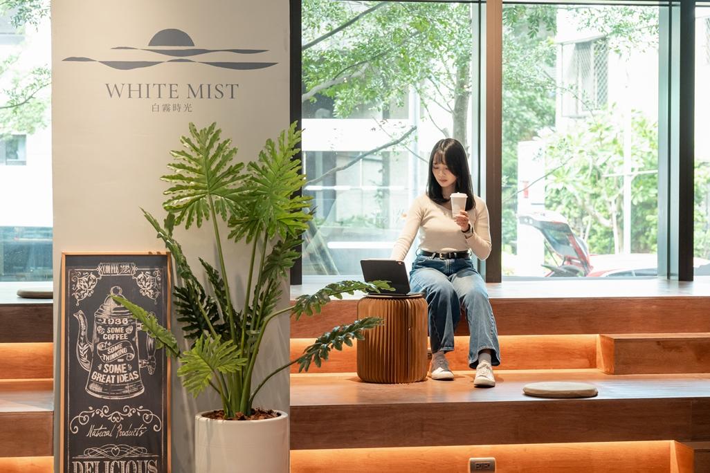 時光自由區設置高低階梯座位，重新詮釋咖啡館的使用方程式。（品牌提供）