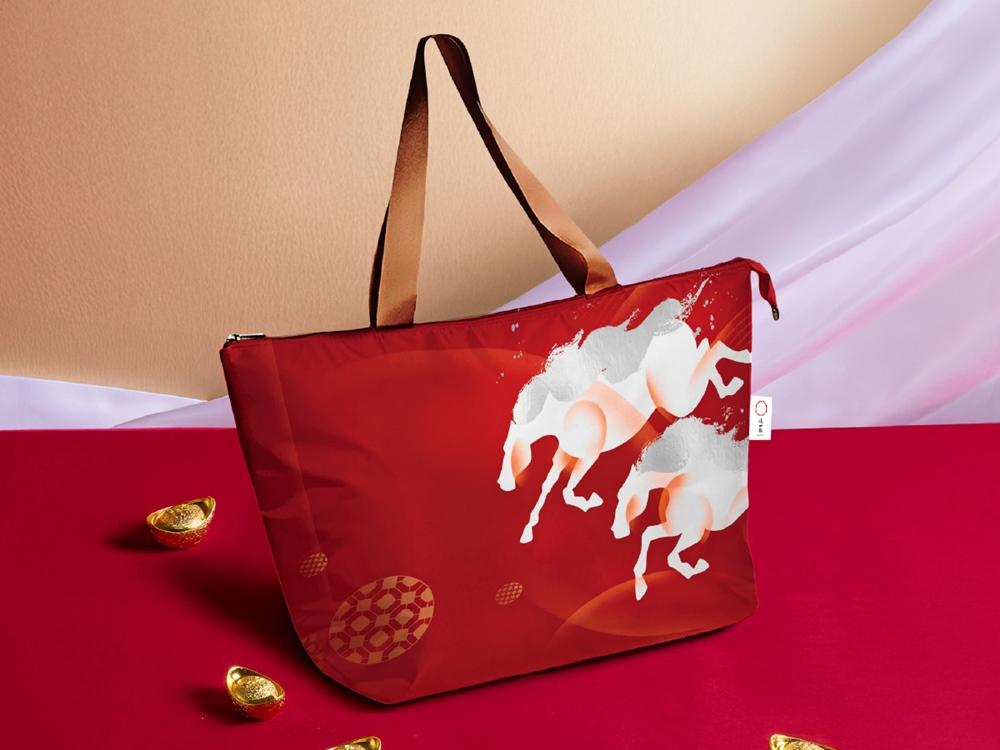 1月15日前完成這一鍋年菜預訂，即贈「馬年聚寶保溫保冷袋」，數量有限，贈完為止。（品牌提供）