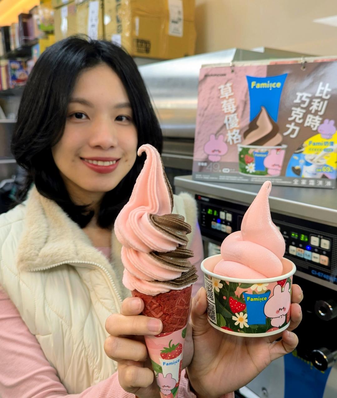 全家Fami!ce霜淇淋2026 首波強檔「草莓優格霜淇淋」搭asamimi超萌杯身萌翻。（全家提供）