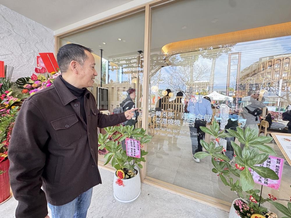 「熊巫秀鳳」餐廳的玻璃上有著外婆溫暖的話語，「轉來咧，遽遽食飯，菜還燒燒」。（記者歐素美攝）