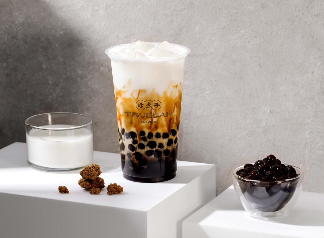珍煮丹1/8至1/10連續三天推出買一送一歡慶優惠，1/8率先推出人氣TOP.1的「黑糖珍珠鮮奶」買一送一。（品牌提供）