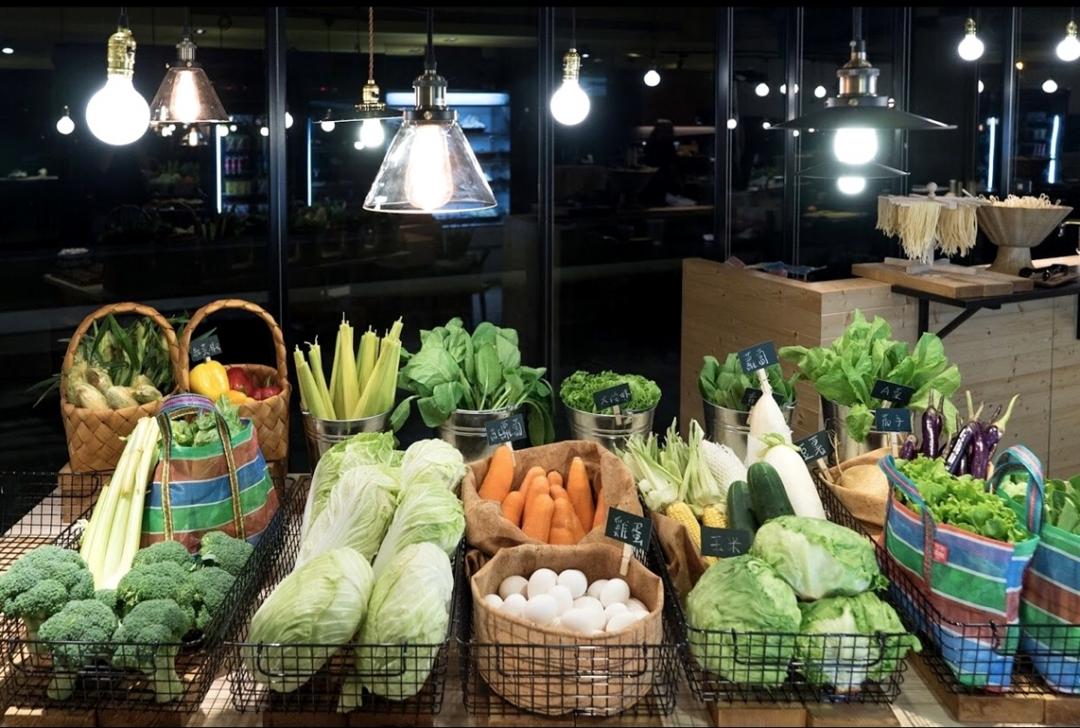 「Shadow 影子市集火鍋」是全台首創市集型火鍋，緣起於一對科技業夫妻寫給孩子的「安心餐桌筆記」，堅持以「純粹」入味、美景為佐料。（業者提供）