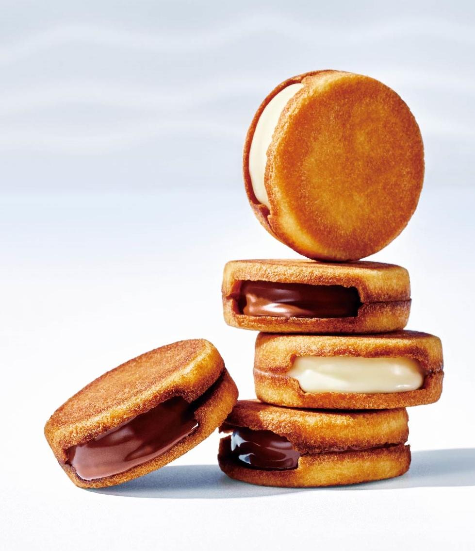 日本北海道冬季限定販售的質感甜點品牌SNOWS首度登台，帶來必吃排隊商品「SNOWSAND生巧克力夾心餅乾」。（品牌提供）