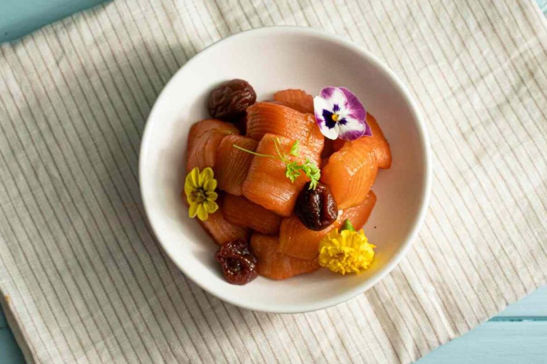 「冰花梅醬佛手瓜」，保留佛手的脆，梅醬調酸甜比例，作為轉場冷菜，搭海味紅燒皆合。（台南大員皇冠提供）