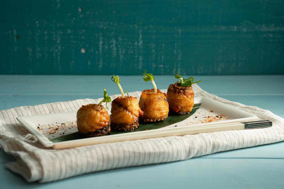 「蜜汁燻魚卷」用海鱸魚去骨拔刺，高溫油炸定型，依上海熏魚浸汁回潤。（台南大員皇冠提供）