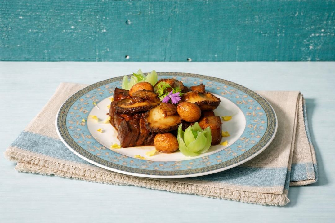 「鮑魚外婆紅燒肉」慢煨五花肉分段收汁，後段加鮑魚同煮，是台南人屬熟悉閩味菜系。（台南大員皇冠提供）