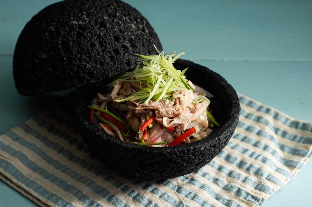 「黑松露手撕雞」白切手法浸煮，雞肉放涼後沿纖維手撕，拌松露與醬汁提味。（台南大員皇冠提供）