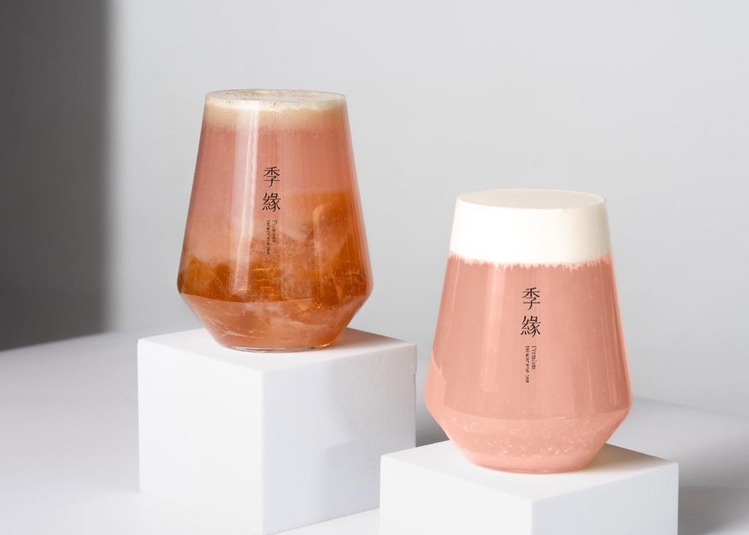 「蓮霧青韻茶王」（左），「蓮霧柚香奶蓋」，中杯75元、大杯90元。（品牌提供）