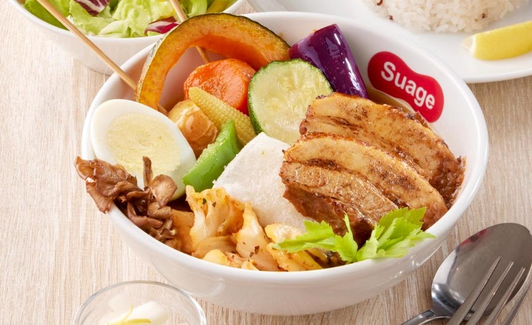 Suage湯咖哩推出季節限定「炙燒角煮年糕泡菜湯咖哩」460元。（品牌提供）
