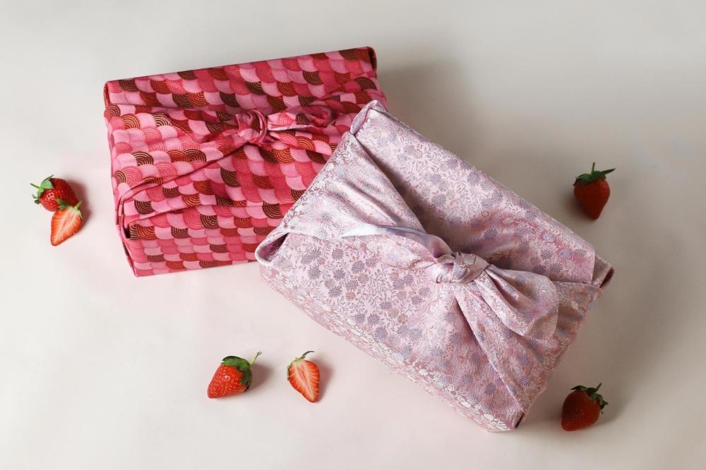 法朋草莓大福禮盒推出兩款風呂敷限定版本，售價皆為1680元。（品牌提供）