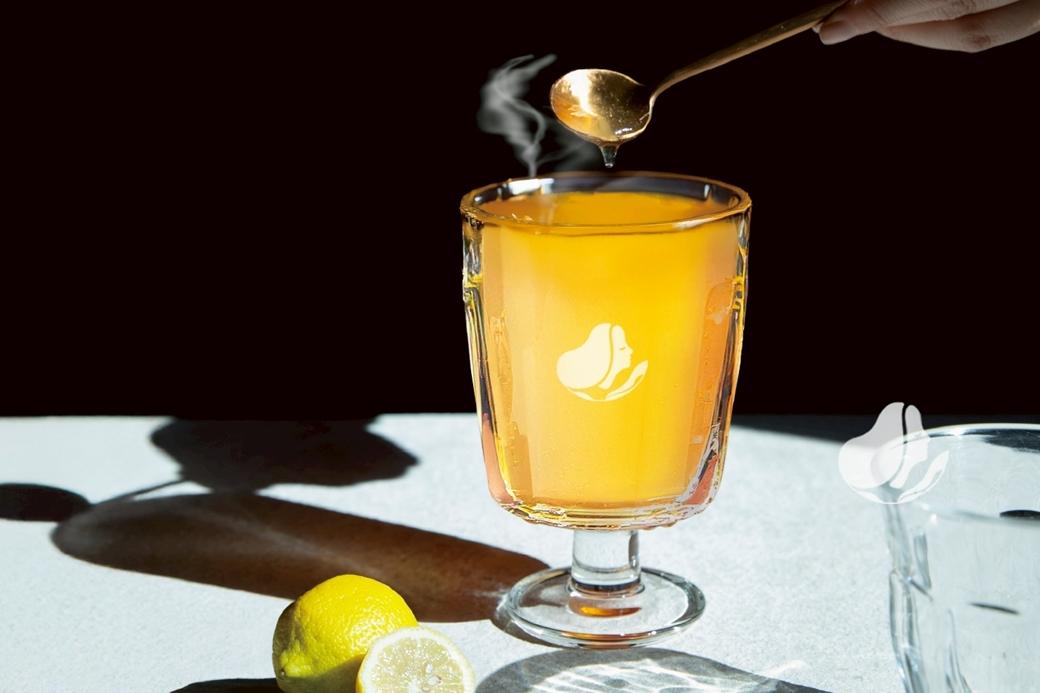 路易莎咖啡攜手桂格養氣人蔘推出「人蔘蜜香檸檬」，每杯65元（中杯，僅限熱飲）。（品牌提供）